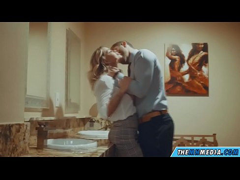 ❤️ Pamene blonde wabusty akunyengererani m'chimbudzi cha anthu onse Zolaula zamtundu wabwino zolaula ny.myteporn.ru ️❤